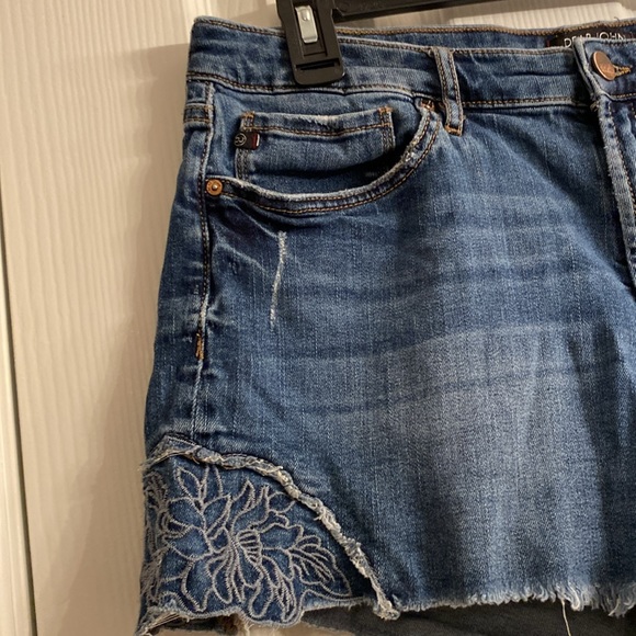 Dear John American Classic Denim Jean Shorts Cut-off Woman’s 31 Floral Appliqué - Picture 3 of 9